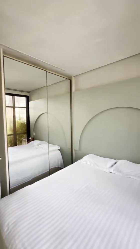 Suíte com closet espelhado